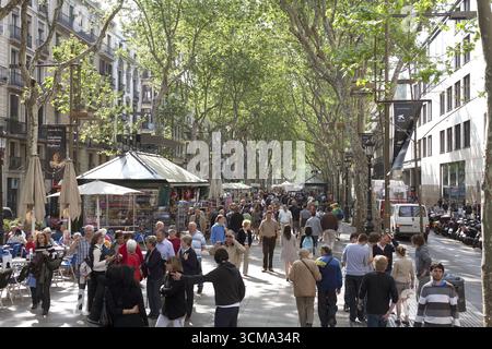 Touristenmassen auf der Rambla, Verkaufsstände, Ramblas, Rambles, Fußgängerzone, Barcelona, Katalonien, Spanien, Europa, Stadtbesichtigung, Tourismus, Stadtbesichtigung Europa Stockfoto