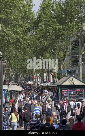 Touristenmassen auf der Rambla, Verkaufsstände, Ramblas, Rambles, Fußgängerzone, Barcelona, Katalonien, Spanien, Europa, Stadtbesichtigung, Tourismus, Stadtbesichtigung Europa Stockfoto