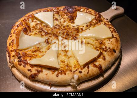 Das georgianische Royal Megruli Khachapuri bietet Käse in der Mitte und auf dem Brot Stockfoto