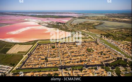 Historisches Stadtzentrum im Festungsviereck von Aigues-Mortes, Stadttore, Salzseen bei Aigues-Mortes in der Camargue, Salzblumen auf dem Salz Stockfoto