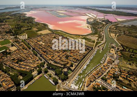 Historisches Stadtzentrum im Festungsviereck von Aigues-Mortes, Stadttore, Salzseen bei Aigues-Mortes in der Camargue, Salzblumen auf dem Salz Stockfoto