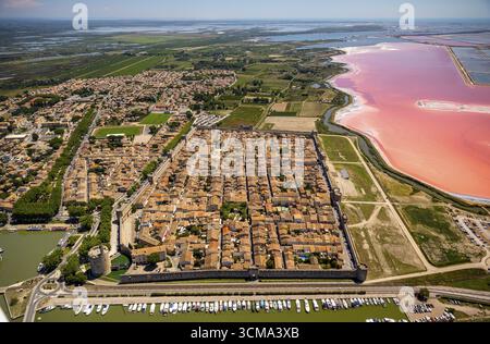Historisches Stadtzentrum im Festungsviereck von Aigues-Mortes, Stadttore, Salzseen bei Aigues-Mortes in der Camargue, Salzblumen auf dem Salz Stockfoto