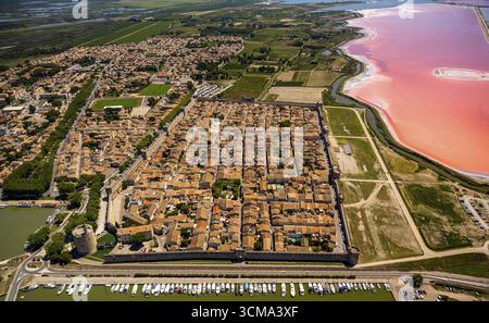 Historisches Stadtzentrum im Festungsviereck von Aigues-Mortes, Stadttore, Salzseen bei Aigues-Mortes in der Camargue, Salzblumen auf dem Salz Stockfoto