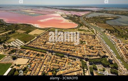 Historisches Stadtzentrum im Festungsviereck von Aigues-Mortes, Stadttore, Salzseen bei Aigues-Mortes in der Camargue, Salzblumen auf dem Salz Stockfoto