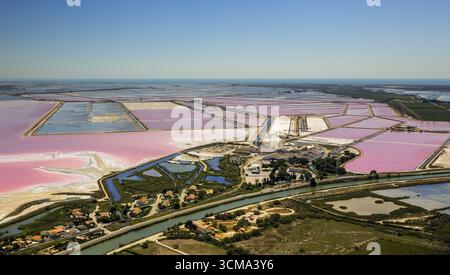 Salzseen in der Nähe von Aigues-Mortes in der Camargue, Salzblumen auf den Salzebenen, Camargue, Aigues-Mortes, Frankreich, Languedoc-Roussillon, Frankreich, Europa, Stockfoto