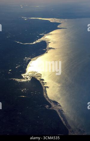 Aus der Vogelperspektive, Blick aus einem Flugzeug von 30, 000 Fuß auf die Küste der Normandie in der Nähe von Cherbourg-Octeville, Sonnenaufgang, Küste, Normandie, Lower Normand Stockfoto