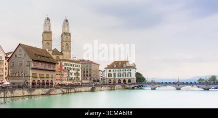 Schweiz, Zürich, Limmat Panorama mit dem Großen Münster Stockfoto