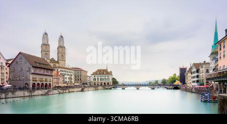 Schweiz, Zürich, Limmat Panorama mit dem Großen Münster Stockfoto
