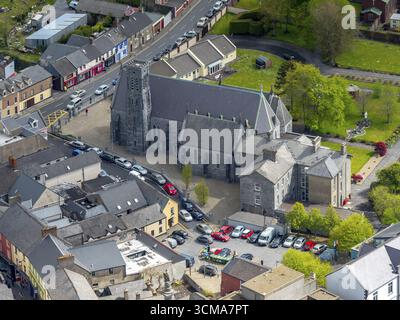 Klosterkirche Francis Street Ennis, Stadtzentrum von Ennis, Altstadt von Ennis, Ennis, COUNTY CLARE, Clare, Irland, Europa, IE, Luftaufnahme, Vogelperspektive, Stockfoto