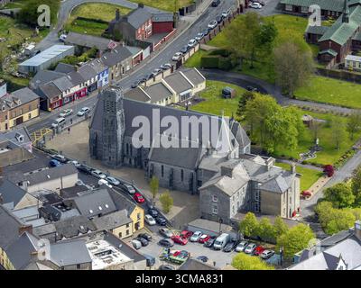 Klosterkirche Francis Street Ennis, Stadtzentrum von Ennis, Altstadt von Ennis, Ennis, COUNTY CLARE, Clare, Irland, Europa, IE, Luftaufnahme, Vogelperspektive, Stockfoto