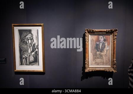 London, Großbritannien, 15. September 2025, Eine Wahrzeichen-Ausstellung, die 100 Jahre Picassos bahnbrechendes Gemälde die drei Tänzer (1925) feiert. Die Ausstellung vereint über 50 Werke eines der einflussreichsten Künstler des 20. Jahrhunderts und untersucht die Rolle der Performance in Picassos kreativer Praxis. Zeitgleich mit dem 25-jährigen Bestehen von Tate Modern setzt das Theatre Picasso die Tradition der Galerie fort, das Erbe der wichtigsten kunsthistorischen Persönlichkeiten neu zu interpretieren. Ausstellung läuft bis 12. April 2026. Andrew Lalchan Photography/Alamy Live News Stockfoto