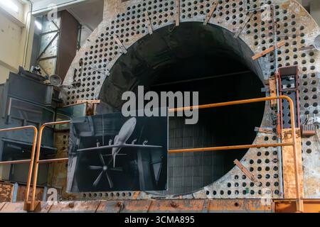 Historischer Windtunnel mit 24 Fuß Durchmesser im Royal Aircraft Establishment (RAE) Gebäude Q121, zur Prüfung des Luftstroms auf Flugzeuge, Farnborough, Großbritannien Stockfoto