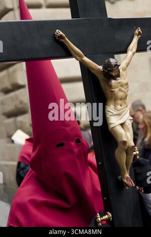 Pönitenten mit Kreuzen in der Karfreitagsprozession, Präzession durch Barcelona, Karwoche, Barcelona, Stadtbesichtigung, Tourismus, Katalonien, Spanien, Europa Stockfoto