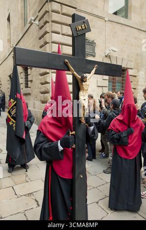 Pönitenten mit Kreuzen in der Karfreitagsprozession, Präzession durch Barcelona, Karwoche, Barcelona, Stadtbesichtigung, Tourismus, Katalonien, Spanien, Europa Stockfoto