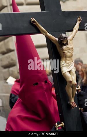 Pönitenten mit Kreuzen in der Karfreitagsprozession, Präzession durch Barcelona, Karwoche, Barcelona, Stadtbesichtigung, Tourismus, Katalonien, Spanien, Europa Stockfoto