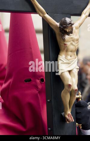Pönitenten mit Kreuzen in der Karfreitagsprozession, Präzession durch Barcelona, Karwoche, Barcelona, Stadtbesichtigung, Tourismus, Katalonien, Spanien, Europa Stockfoto