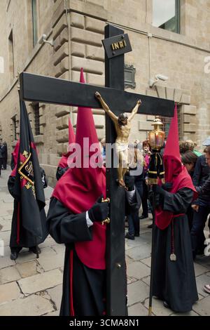 Pönitenten mit Kreuzen in der Karfreitagsprozession, Präzession durch Barcelona, Karwoche, Barcelona, Stadtbesichtigung, Tourismus, Katalonien, Spanien, Europa Stockfoto