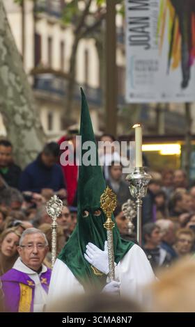 Pönitenten mit Kreuzen in der Karfreitagsprozession, Präzession durch Barcelona, Karwoche, Barcelona, Stadtbesichtigung, Tourismus, Katalonien, Spanien, Europa Stockfoto