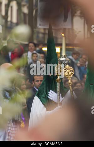 Pönitenten mit Kreuzen in der Karfreitagsprozession, Präzession durch Barcelona, Karwoche, Barcelona, Stadtbesichtigung, Tourismus, Katalonien, Spanien, Europa Stockfoto