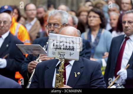 Blasmusiker mit Notizen vor dem Gesicht, Vorläufer durch Barcelona, Karwoche, Barcelona, Stadtbesichtigung, Tourismus, Katalonien, Spanien, Europa, Euro Stockfoto
