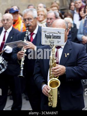 Blasmusiker mit Notizen vor dem Gesicht, Vorläufer durch Barcelona, Karwoche, Barcelona, Stadtbesichtigung, Tourismus, Katalonien, Spanien, Europa, Euro Stockfoto
