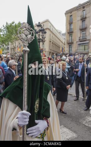 Pönitenten mit Kreuzen in der Karfreitagsprozession, Präzession durch Barcelona, Karwoche, Barcelona, Stadtbesichtigung, Tourismus, Katalonien, Spanien, Europa Stockfoto