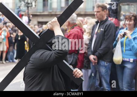 Pönitenten mit Kreuzen in der Karfreitagsprozession, Präzession durch Barcelona, Karwoche, Barcelona, Stadtbesichtigung, Tourismus, Katalonien, Spanien, Europa Stockfoto