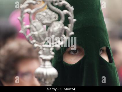 Pönitenten mit Kreuzen in der Karfreitagsprozession, Präzession durch Barcelona, Karwoche, Barcelona, Stadtbesichtigung, Tourismus, Katalonien, Spanien, Europa Stockfoto