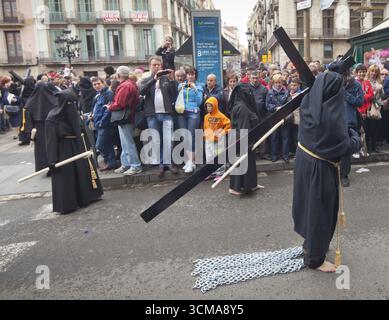 Pönitenten mit Kreuzen in der Karfreitagsprozession, Präzession durch Barcelona, Karwoche, Barcelona, Stadtbesichtigung, Tourismus, Katalonien, Spanien, Europa Stockfoto
