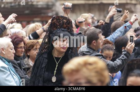 Pönitenten mit Kreuzen in der Karfreitagsprozession, Präzession durch Barcelona, Karwoche, Barcelona, Stadtbesichtigung, Tourismus, Katalonien, Spanien, Europa Stockfoto