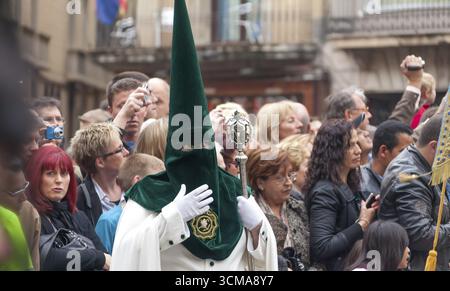 Pönitenten mit Kreuzen in der Karfreitagsprozession, Präzession durch Barcelona, Karwoche, Barcelona, Stadtbesichtigung, Tourismus, Katalonien, Spanien, Europa Stockfoto