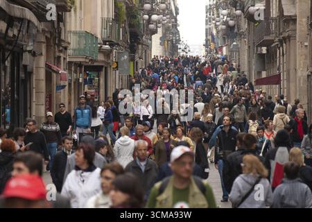 Menschenmassen, Besuchermassen, Touristen auf der Cala de Ferran in der Nähe der Rambla, Barcelona, Stadtbesichtigung, Tourismus, Katalonien, Stadtbesichtigung Spanien, Europa, Europa Stockfoto