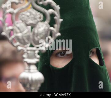 Pönitenten mit Kreuzen in der Karfreitagsprozession, Präzession durch Barcelona, Karwoche, Barcelona, Stadtbesichtigung, Tourismus, Katalonien, Spanien, Europa Stockfoto