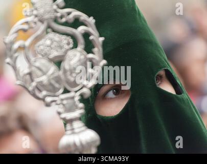 Pönitenten mit Kreuzen in der Karfreitagsprozession, Präzession durch Barcelona, Karwoche, Barcelona, Stadtbesichtigung, Tourismus, Katalonien, Spanien, Europa Stockfoto