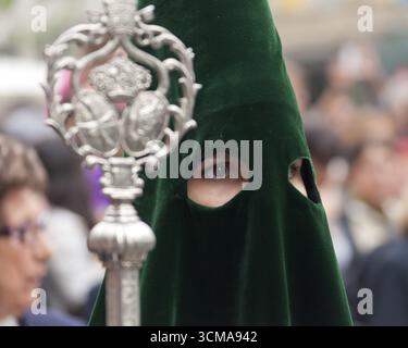 Pönitenten mit Kreuzen in der Karfreitagsprozession, Präzession durch Barcelona, Karwoche, Barcelona, Stadtbesichtigung, Tourismus, Katalonien, Spanien, Europa Stockfoto