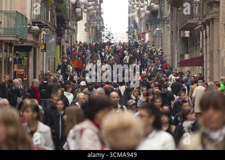 Menschenmassen, Besuchermassen, Touristen auf der Cala de Ferran in der Nähe der Rambla, Barcelona, Stadtbesichtigung, Tourismus, Katalonien, Stadtbesichtigung Spanien, Europa, Europa Stockfoto