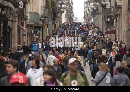 Menschenmassen, Besuchermassen, Touristen auf der Cala de Ferran in der Nähe der Rambla, Barcelona, Stadtbesichtigung, Tourismus, Katalonien, Stadtbesichtigung Spanien, Europa, Europa Stockfoto