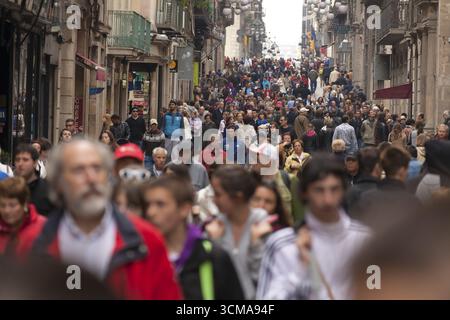 Menschenmassen, Besuchermassen, Touristen auf der Cala de Ferran in der Nähe der Rambla, Barcelona, Stadtbesichtigung, Tourismus, Katalonien, Stadtbesichtigung Spanien, Europa, Europa Stockfoto