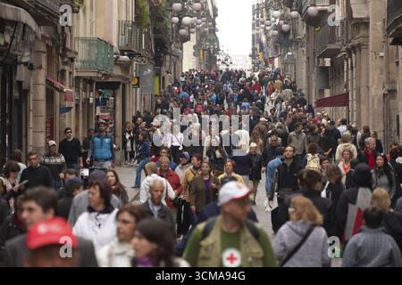 Menschenmassen, Besuchermassen, Touristen auf der Cala de Ferran in der Nähe der Rambla, Barcelona, Stadtbesichtigung, Tourismus, Katalonien, Stadtbesichtigung Spanien, Europa, Europa Stockfoto