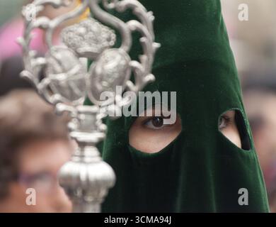 Pönitenten mit Kreuzen in der Karfreitagsprozession, Präzession durch Barcelona, Karwoche, Barcelona, Stadtbesichtigung, Tourismus, Katalonien, Spanien, Europa Stockfoto