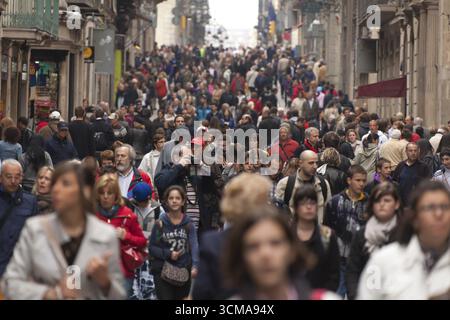Menschenmassen, Besuchermassen, Touristen auf der Cala de Ferran in der Nähe der Rambla, Barcelona, Stadtbesichtigung, Tourismus, Katalonien, Stadtbesichtigung Spanien, Europa, Europa Stockfoto