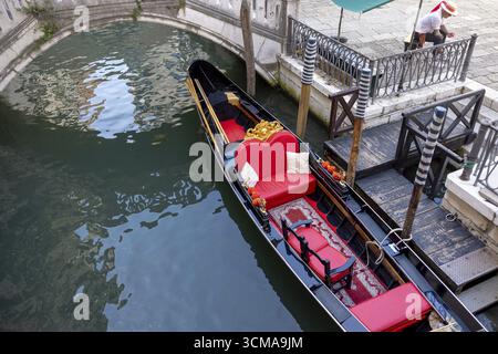 Venedig, Italien - 3. September 2025: Gondelfahrt in Venedig während des 82. Internationalen Filmfestivals von Venedig Stockfoto