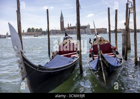 Venedig, Italien - 3. September 2025: Gondeln auf dem Canal Grande in Venedig während des 82. Internationalen Filmfestivals von Venedig Stockfoto