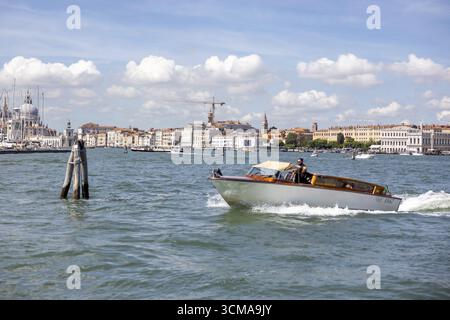 Venedig, Italien - 3. September 2025: Schnellboot auf dem Canal Grande in Venedig während des 82. Internationalen Filmfestivals von Venedig Stockfoto
