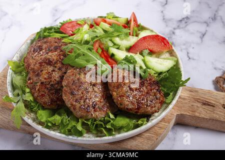 Gebratene Schnitzel, gemischtes Hackfleisch, mit Gemüsesalat, hausgemacht, Blick von oben, keine Personen Stockfoto