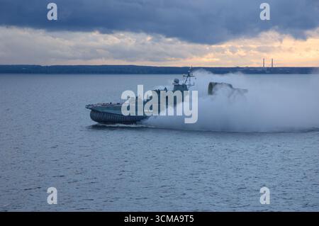 Russische Zubr Klasse militärische Hovercraft im Hafen von St. Petersburg Stockfoto