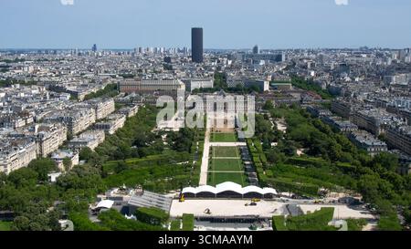 BLICK AUF DEN CHAMPS DE MARS UND DEN MONTPARNASSE-TURM IM SOMMER Stockfoto