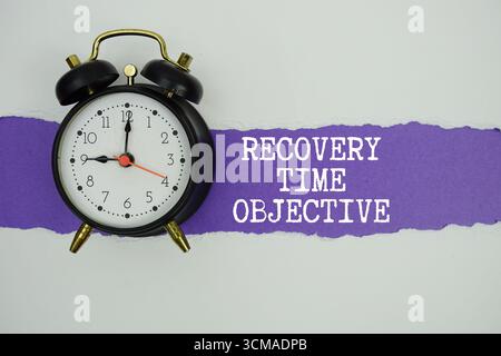 RTO Recovery Time Objective Text auf violett mit weißem Papier, gerissen von horizontaler und Wecker Stockfoto