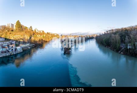 Zusammenfluss der Flüsse Rhone und Arve in Genf bei Sonnenuntergang im Winter Stockfoto