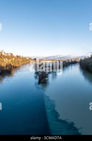 Vertikaler Blick auf die Flüsse Rhone und Arve treffen sich bei Sonnenuntergang in Genf Stockfoto
